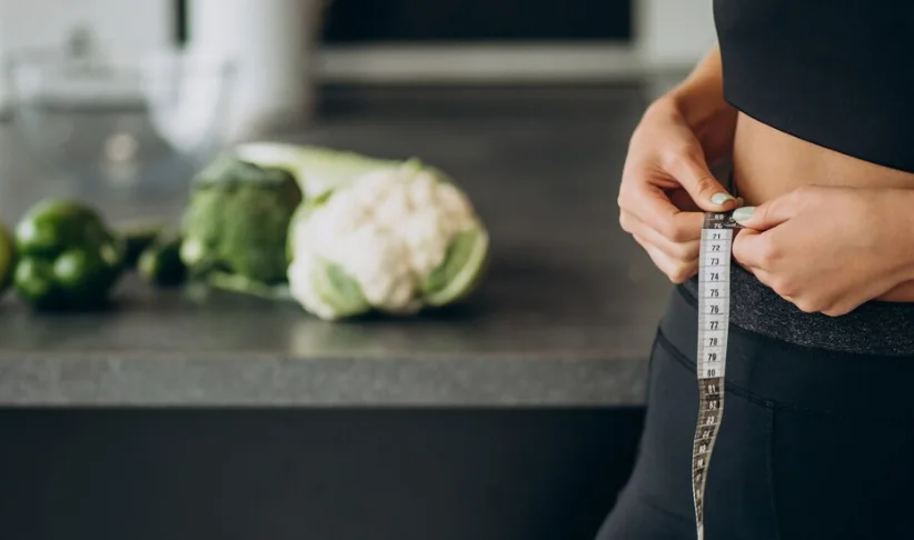 девушка с булимией измеряет себя